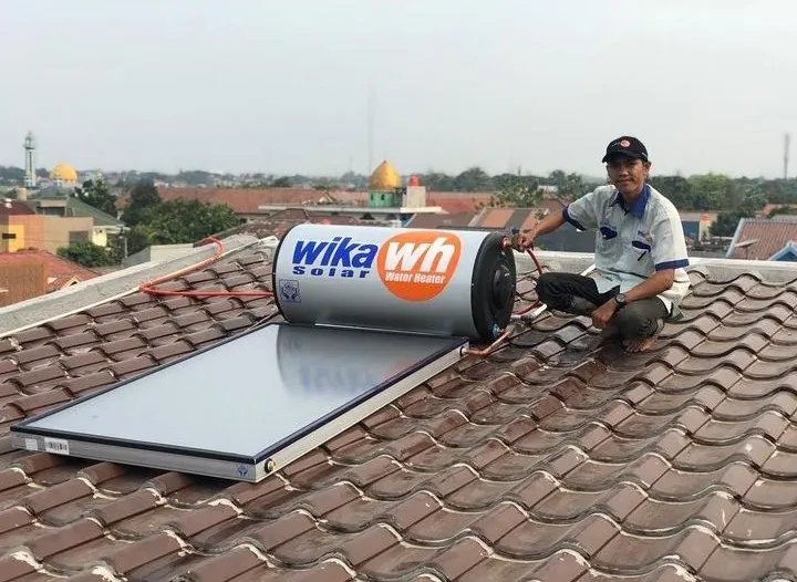 Service water heater tenaga surya Wika Tangerang: teknisi bekerja di atap