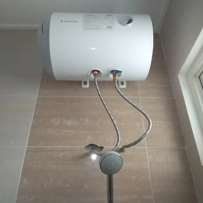Service water heater listrik Ariston Tangerang terpasang di kamar mandi
