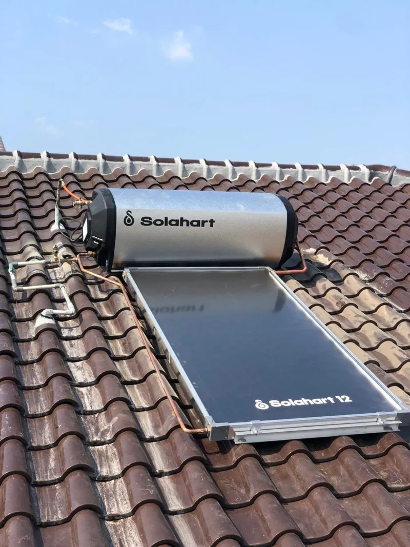 Service water heater tenaga surya Solahart Tangerang terpasang di atap genteng