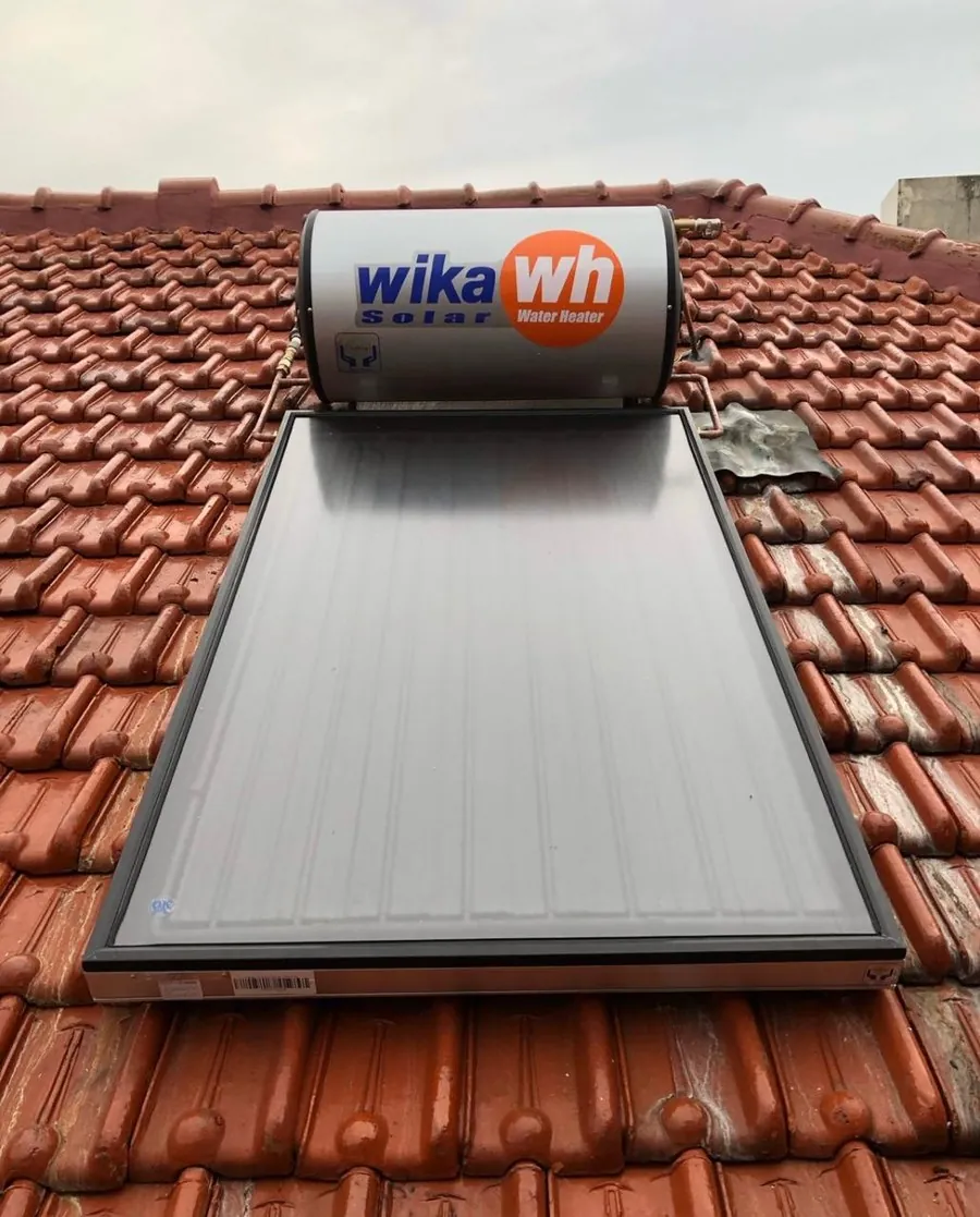 Service water heater tenaga surya Wika Tangerang terpasang di atap genteng